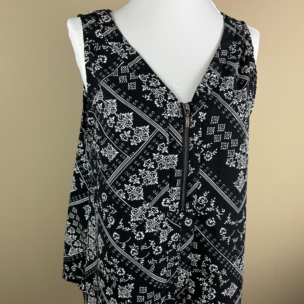 Maurices Sleeveless Blouse Size L Black White, Floral and Multi-print, V-neck